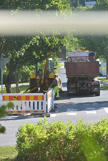 Kaukolämpölinjan pää kaivettiin maanantaina esiin Karlstadintien kulmalta.