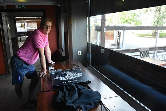 Ravintola Käenpesässä on parhaillaan tyhjää; vesivahingon kuivaustyöt kestävät pitkälle syksyyn. Mika Miikkulaisella on näin vielä hetki aikaa kypsytellä ideoitaan ravintolan suhteen.