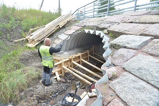 Haaron sillan betonianturaan on valettu tällä viikolla lisää betonia. Seuraavaksi rakennetaan graniiteista veden hajottaja padon päähän siltaa, kertoo työmaalla tiistaina uurastanut Timo Heinonen.