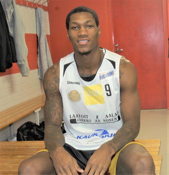 Remond Brown tuo hyökkäyspäähän 195 senttiä pituutta.