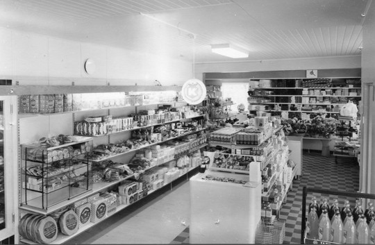 Aholan kaupan valikoimaa Koskella.