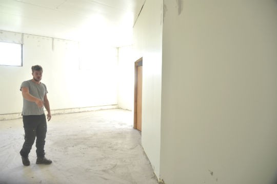 Vasemmalle tankit ja oikealle laitteet, esittelee Jarno Vesterinen panimon tulevia tuotantotiloja.