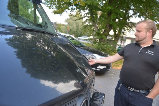 Joonas Särkinen kertoo, että hirvieläimiä näkyy tien päällä tämän tästä. Särkinen ajoi viime viikolla hirvikolarin, mutta vasan jäljiltä auto säilyi ajokunnossa.