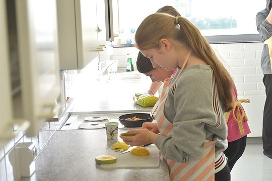 Mangossa on tumma pää mutta loput käyttökelpoista. Alina Peltola teki maanantaiaamuna mangolassia jälkiruoaksi.