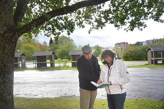 Tuossa on vielä tilaa, tutkivat Timo Korpinen ja Susanna Manelius markkina-alueen karttaa.