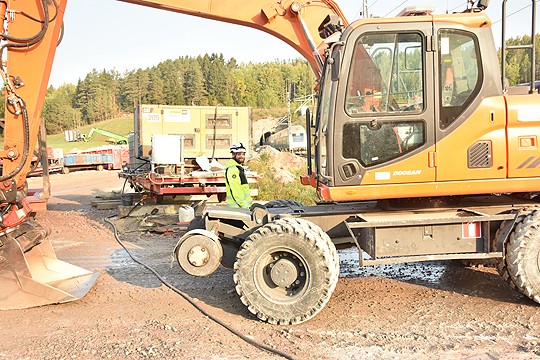 Työmaan päällikkö Lauri Kuusela morjenstaa ylämäkeä kiipeävälle InterCitylle.
