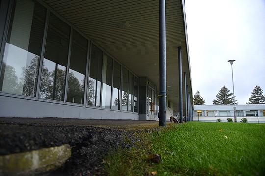 Entisen lukiorakennuksen siipiosissa on edelleen toimintaa; eilen valot paloivat muun muassa tekstiilityö- ja kotitalousluokissa.