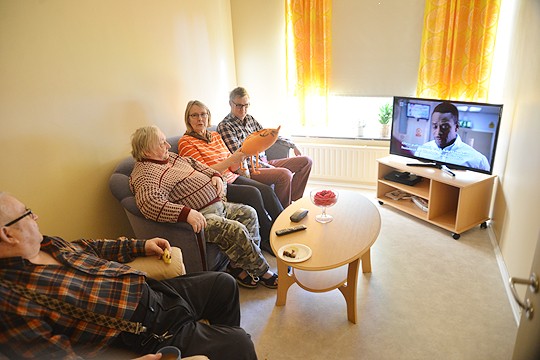 Pentti Rouhiaisen (vas) seuraksi tv-huoneeseen istahtivat Tammituvan pitkäaikainen kävijä Erkki Markkanen, A-klinikalla työskennellyt Seija Kaunisto sekä Tammitupa ry:n puheenjohtaja Olli Lindström.