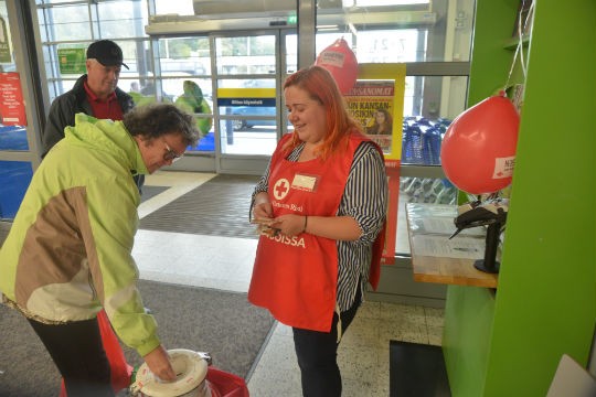 Ida Herranen oli keräysvuorossa perjantaina alkuiltapäivästä. Leila Tiilikka oli yksi keräykseen lahjoituksen antaneista.