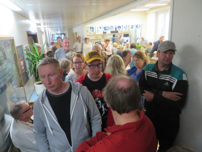 Jono dokumenttikatsomoon ylti ovelle saakka.