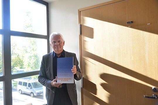 Perniön mieskuoron tarina tähän asti on koottu kirjaksi. Heimo Purhonen kertoo, että kannessa on Perniön lauluveljet-kappaleen nuottien ensimmäinen sivu.