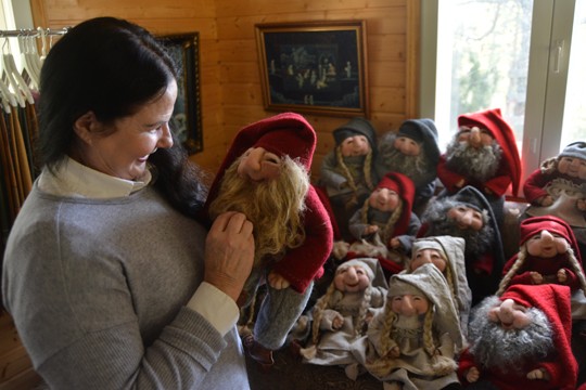 Päivi Kirjosen tekemät tontut ovat luonnonmateriaaleja; villaa ja pellavaa. Ne syntyvät käsityönä, usein iltaisin telkkaria katsellessa, kertoo Kirjonen.