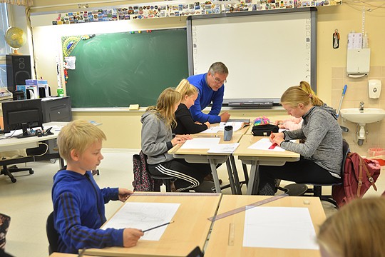 Saurun koulun rehtori Anssi Örling yllättyi työryhmän esityksestä. Koulutyö jatkui eilen tavalliseen tapaan; pakopisteen käyttöä piirtämisessä opettelevat etualalla Joni ja takapöydässä vasemmalta Elina, Sirena, Sara ja takana oikealla istuu Sofia.