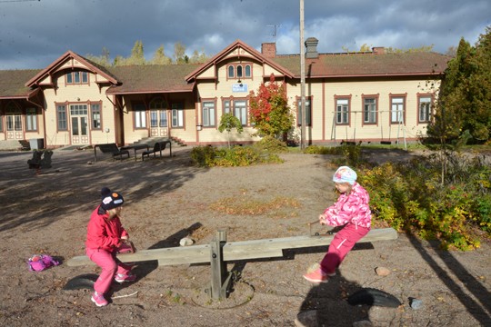 Perniön asemarakennus toimi viimeksi päiväkotina ja pihassa on edelleen leikkivälineitä. Emilia ja Jemina piipahtivat viime viikolla pihaan keinumaan.