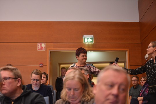 Pia Hellström kysyi Saurun koulun oppilaiden kuljetuskuluista.