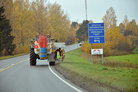 Maisema muuttui tiistaina tämän verran Kai Lönnqvist ja Ilpo Rantalaiho kepittivät tien Salosta Förbyyn asti.