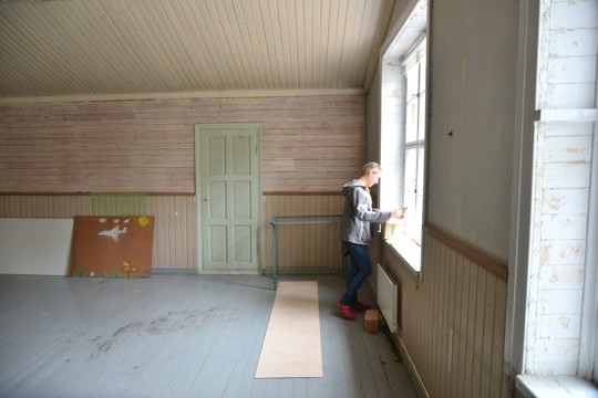 Yläkerran huoneista remontoidaan tulevaisuudessa majoitustilaa, kertoo Hanna Rannikko.