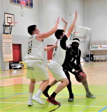 Jussi Savolainen (vas.) ja Timo Niitynperä yrittivät pysäyttää yhteisvoimin vierasjoukkueen Derylton Hilliä.