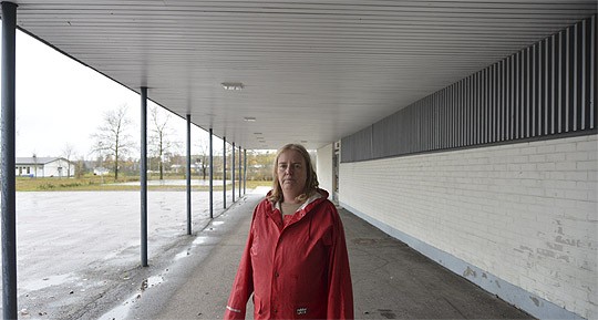 Marianne Bonn kuvattiin koulukeskusteluun sopivasti Perniön vanhan lukion pihalla. Rakennuksen paikalle on tulossa uusi alakoulu.