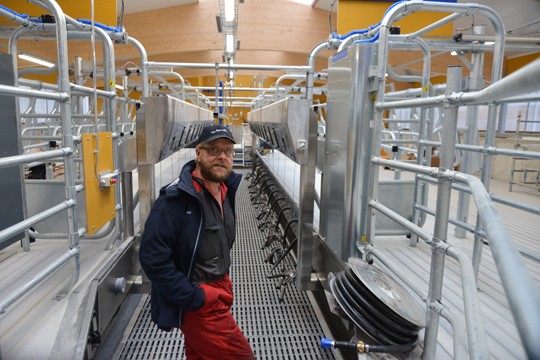 Lypsylle sopii kerralla 24 lehmää, esittelee Markku Peltonen.