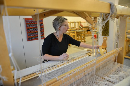 Taitokeskuksessa pääsee kutomisen alkuun helposti, muistuttaa Hannele Ruponen: kangaspuissa ovat loimet valmiina ja apua saa, jos on tarvis.