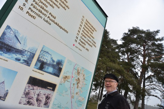 Antero Peijonen uskoo, että moni liikenneaseman pihassa pyörähtävä vilkaisee myös opastaulua, vaikka ajaisikin perille navigaattorin opastamana.