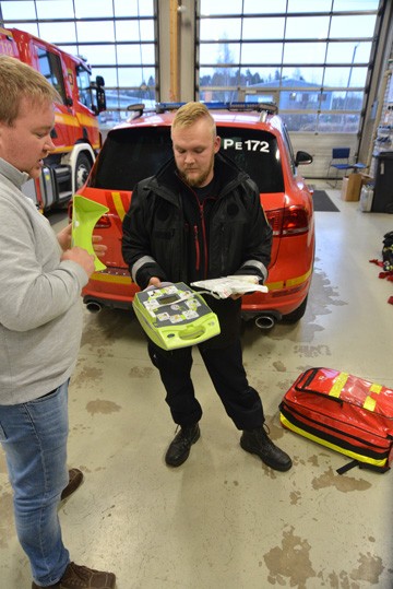 Perniön VPK:n ensivasteautossa kulkee mukana defibrillaattori. Palokunta on myös välittänyt laitteita ja kouluttanut niiden käyttöön. Helppokäyttöiseksi tehtyä laitetta esittelee Veli-Matti Uthede.
