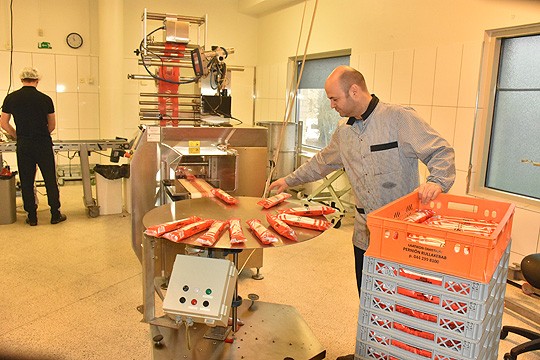 Musa Veseli tarttuu toimeen kun tarvitaan. ”Aamulla leikkasin lihaa, kun automaatti ei toiminut”.