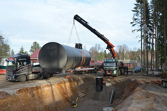 Säiliö painaa tyhjänäkin: noin 15-metrisen varavesitankin paino on noin seitsemän tonnia. Mathildedalin kylän vedensaannin häiriötilanteissakin turvaava säiliö upotettiin maahan viime viikolla.