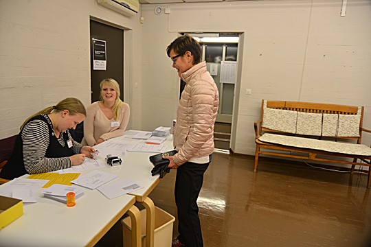 Ääntä antamaan. Annika Lönnfors ja Inka Sevón-Kantonen hoitavat Outi Lindstedtin äänestyspaperit kuntoon.