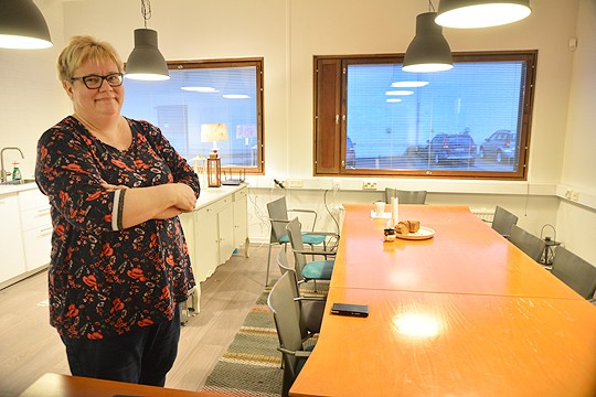Riikka Laakio esittelee entisiin Matkahuollon tiloihin remontoitua neuvotteluhuonetta.