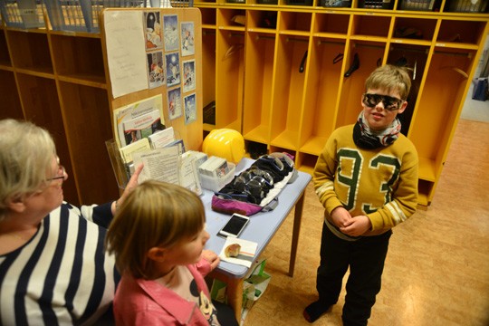 Kahvilan eteisessä sai kokeilla näkövammoja simuloivia laseja. Vilho Haapaniemi halusi tietää, miltä näyttää verkkokalvon rappeuma.