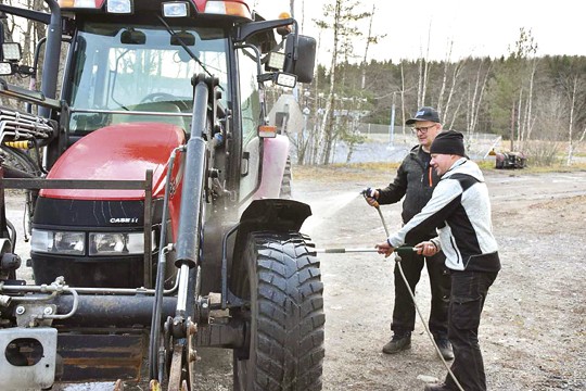 Yrittäjän arkea on tämäkin; Kimmo Flink ja Tomi Vuorinen putsasivat kurat traktorista tiistaina.