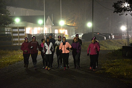 Valaistulla kuntoradalla pimeys ei kiusaa, eikä liukkaudestakaan ole tänä syksynä ollut kiusaa. Perjantai-illan ryhmä kokoontuu juoksun merkeissä vielä marraskuun loppuun asti.