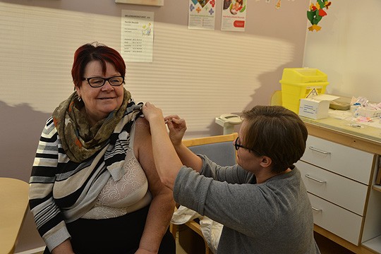 Anne Laaksoselle rokotteen pisti terveydenhoitajaopiskelija Ann-Catrin Sundelin ammattikorkeakoulu Noviasta. Pistosta ei edes huomannut, vakuutti Laaksonen.