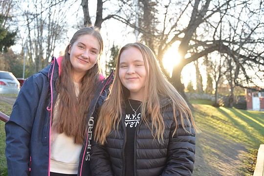 Alina Peltola ja Liinu Jokela esittelevät yritysideansa tiistaina Turussa.