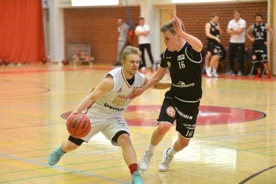 Tämä hyökkäys ei etene; PeU:n Niko Huoponen jarruttaa Uran Eero Myllymäen menoa.