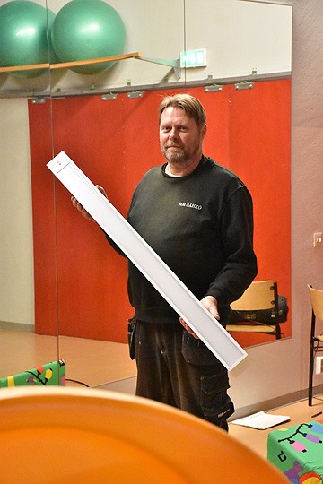 Mauri Määttänen esittelee peilisalissa ledvalaisinta, mikä on kierrätykseen menneitä valaisimia sirompi ja kevyempi.
