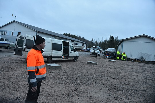 Halliin tulee kymmenen sisäänajopaikkaa, kertoo Jarkko Mäkelä. Urakoitsijat aloittelivat rungon pystytystä tiistaiaamuna.