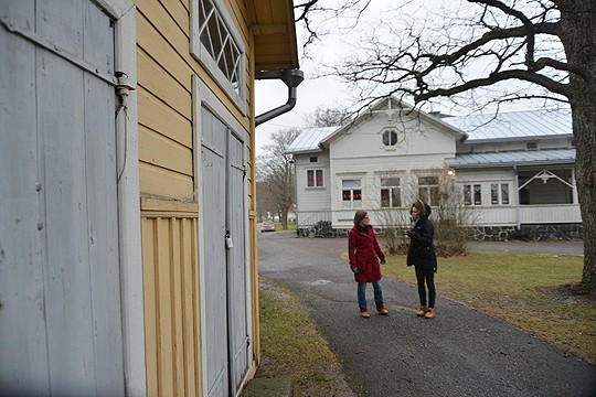 Viikon päästä pääsee kurkistamaan vanhaan pappilaankin, kertovat Anna Mikkonen ja Sini Tallqvist.