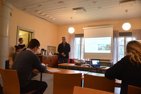 Antoisaa joskin paikkaan sitovaa, tuumaa Risto Elo kuluneista kuudesta vuodesta Kirjakkalassa. Vasemmalla kuuntelevat Eeva Linnalaakso-Elo ja Maija Pirvola sekä pöydän ääressä Metsähallituksen Harri Karjalainen.