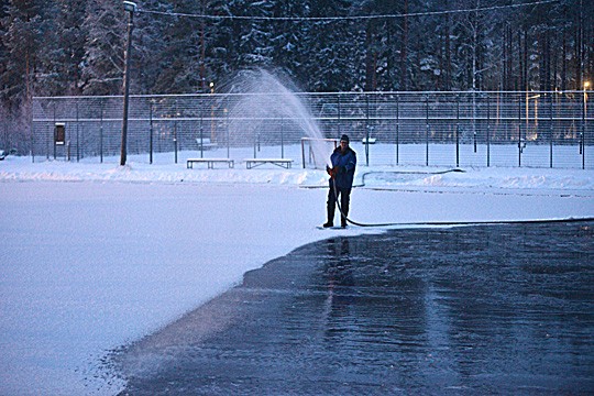 Kimmo Flink laski kuudennen kerroksen vettä luistelukentälle tiistai-iltana.