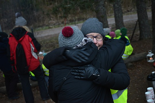Tätä riitti perjantaina: Maija LIndemania kävivät viimeisenä työpäivänä tervehtimässä niin lapset kuin työkaverit vuosien varrelta.