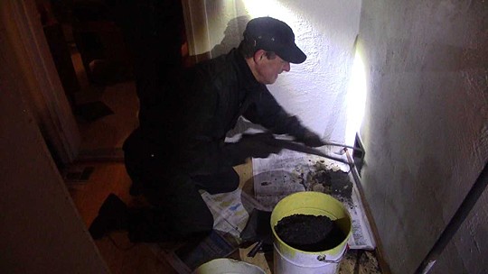 Nuohooja Risto Gustafsson puhdisti ja tarkasti piipun, kun nokipalo oli saatu talttumaan.