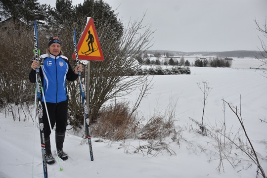 Kaverien huutokaupasta löytämä lahja koristaa Risto Kemiläisen kotitietä.