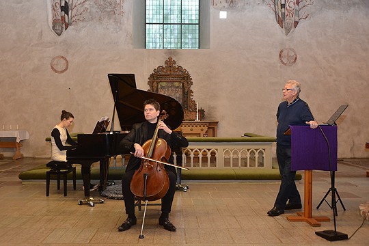 Nazig Azezian ja Jussi Makkonen saavat muutamassa kappaleessa solistikseen Ilkka Leikkosen.