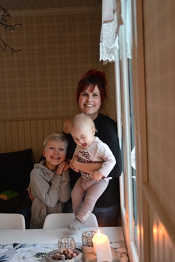 Ebba-Kaisa Ketokoski opettaa perniöläisilläe bailatinoa. Vili olisi ikänsä puolesta valmis tunneille, pikkuinen Lilja ei ihan vielä.