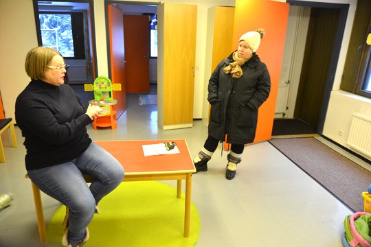 Mari Tuominen ja Katja Koli piipahtivat tiistaina miettimään, mitä mihinkin laitetaan. Avoin varhaiskasvatus saa käyttöönsä huoneiston Teijon päiväkodin alakerrasta.