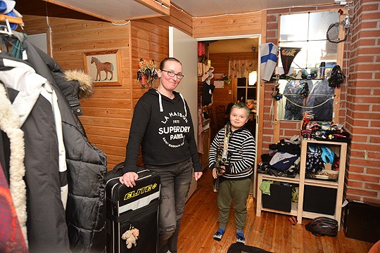 Sanna Leivosen perheessä pakataan nämä laukut säännöllisesti: perheessä on monta jousiampujaa ja harjoituksiin lähdetään Saloon vielä toistaiseksi -pihaan on suunnitteilla oma jousiammuntarata. Maanantai-iltana lähdössä oli myös Leivosen poika Alex Rantanen, 8v.