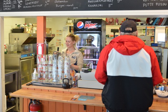 Lohjalainen Jari Virtanen aloitti vapaapäivänsä ostamalla Tiirannasta Jenni Kalliolalta lasillisen olutta.